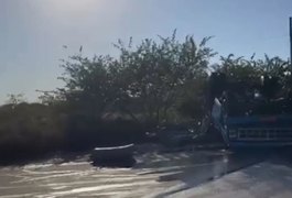 Caminhão tomba em trecho da AL-220, em São José da Tapera