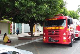 Botijão de gás pega fogo e chamas destroem lanchonete no Centro de Arapiraca