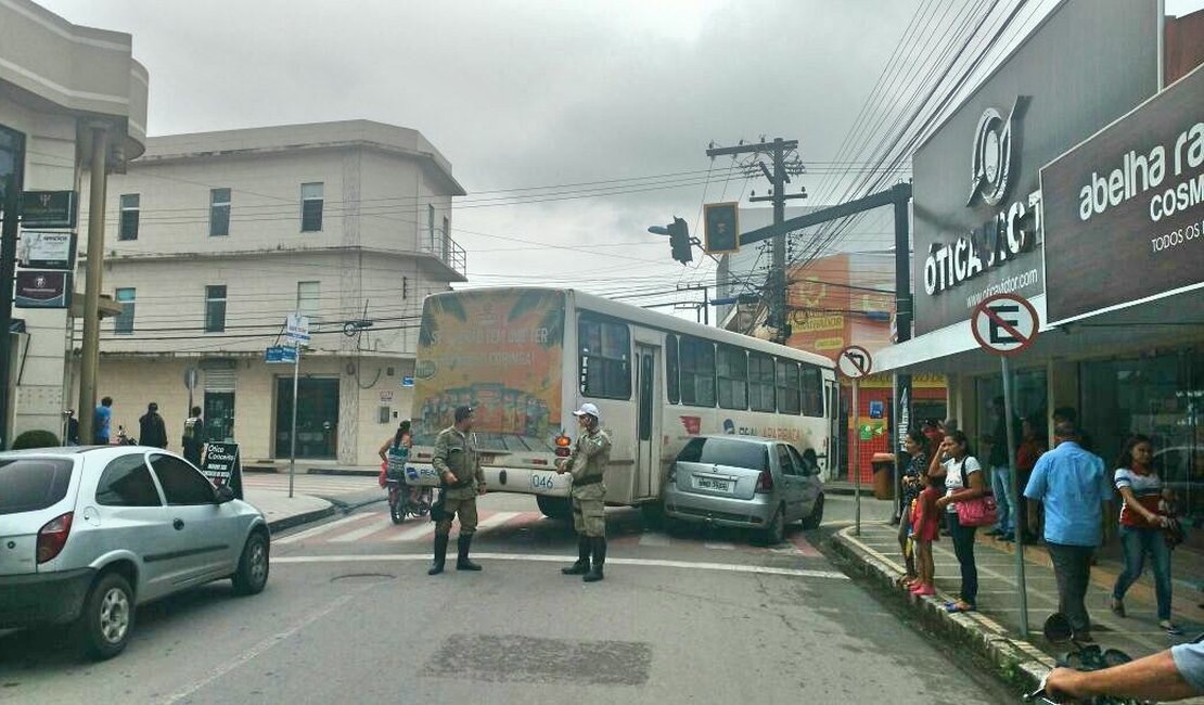 Colisão envolvendo carro e ônibus é registrada no Centro de Arapiraca