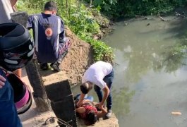 Mulher cai de ponte na 'Ladeira do Claudionor' e fica desacordada, em Arapiraca