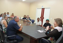 Prefeita recebe moradores e garante mais obras no bairro Canafístula