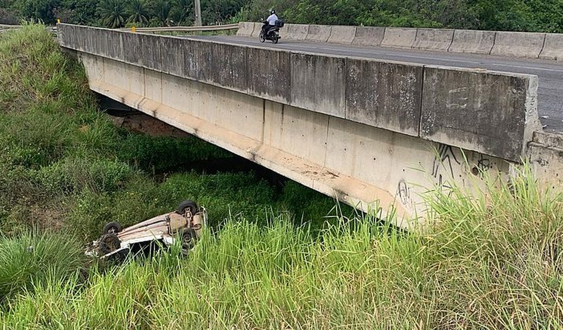 Mulher fica ferida após carro capotar e cair de ponte na Barra de São Miguel