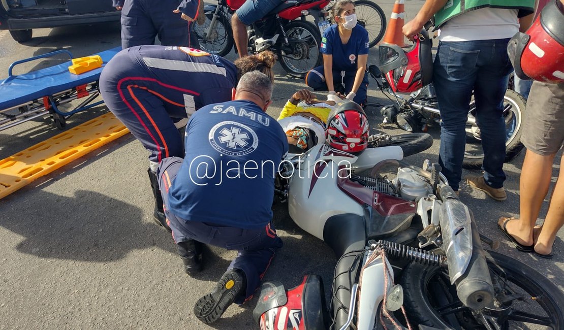 Colisão em frente ao shopping deixa mototaxista e passageira com ferimentos em Arapiraca