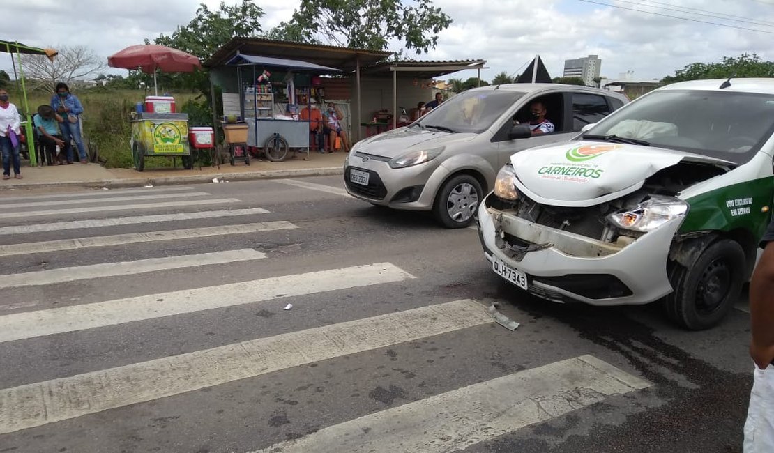 Ambulância colide em carro que freou em faixa de pedestre, na AL-220, em Arapiraca