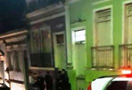 Médico e companheiro são mortos a facadas dentro da casa onde moravam em Penedo