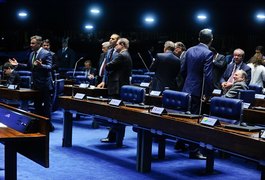 Aécio pede e Renan promete prioridade na votação da reforma política