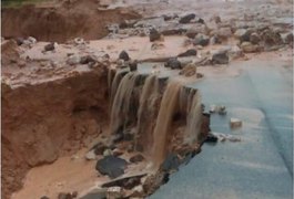 Chuva alaga ruas e abre cratera na AL-101 Norte, em Japaratinga