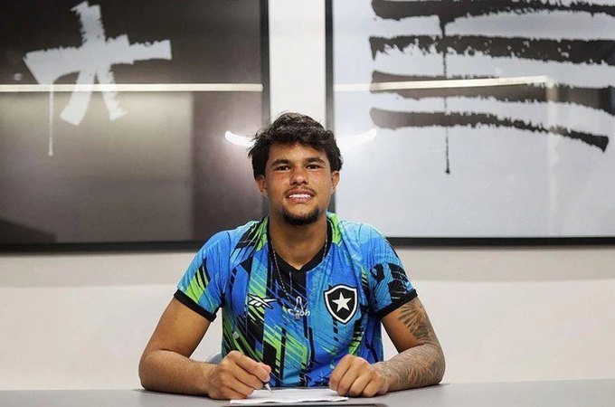 Botafogo assina primeiro contrato profissional de goleiro Bruninho Samudio