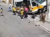 Van escolar, com crianças, perde controle e bate em muro