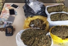 Ação policial prende seis pessoas e apreende uma suspeitas de tráfico de drogas