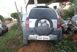 Carro invade galpão e vítimas caem em poço artesiano, em Arapiraca