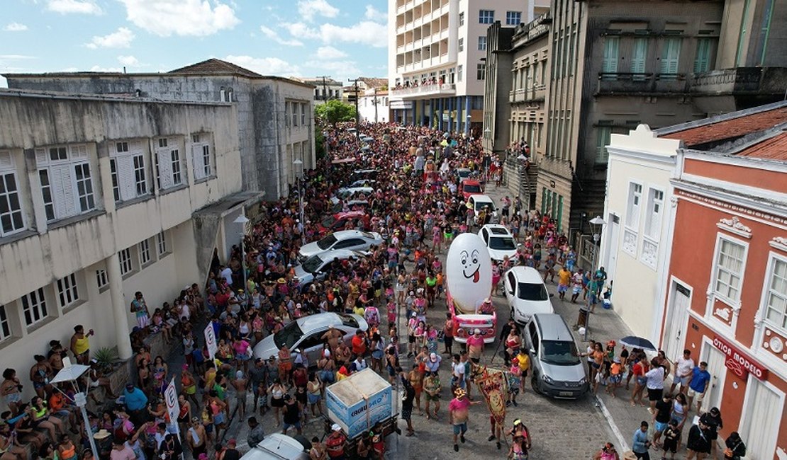 Prévias carnavalescas atraem multidão para ruas de Penedo