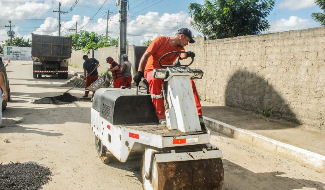 Prefeitura de Penedo realiza operação tapa-buracos em conjuntos de moradia popular e vias com maior trânsito de veículos