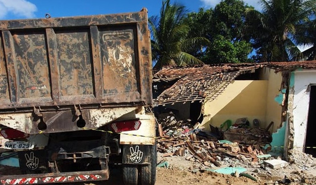 Três pessoas ficam feridas após caçamba bater contra casa no município de Penedo