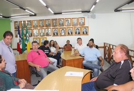 Trabalhadores da educação realizam protesto e pedem apoio para receber reajuste salarial