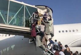Afeganistão: Imagens mostram caos e desespero em aeroporto após Talibã tomar governo do país