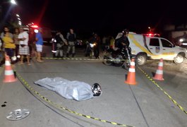 Colisão envolvendo um carro e duas motos deixa instrutor de auto escola morto, em Arapiraca