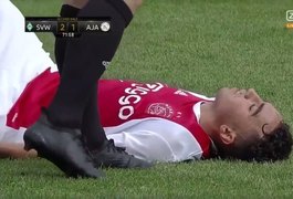 Jogador do Ajax tem mal súbito em campo e vai ao hospital de helicóptero