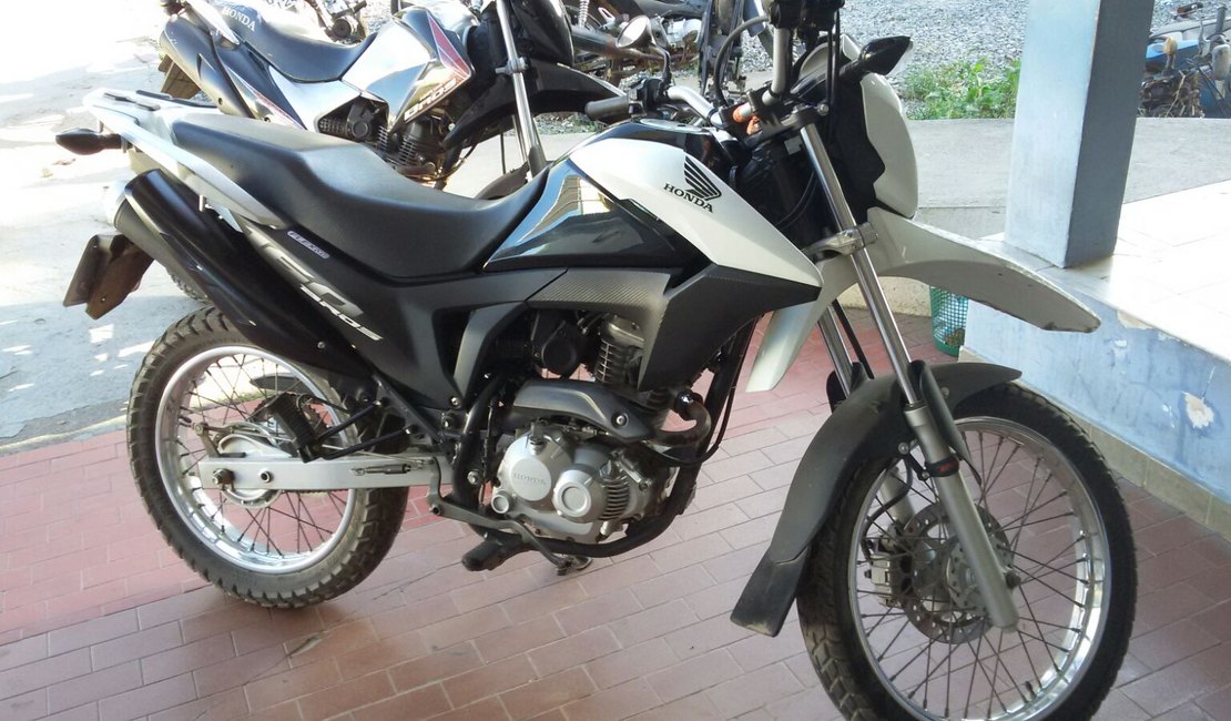 RP recupera motocicleta roubada no bairro Primavera em Arapiraca