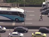Bandidos tomam ônibus escolares para fazer barricadas na Linha Vermelha, no RJ