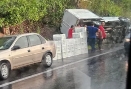 Caminhão com carga de peças de queijo tomba sobre barranco em Satuba
