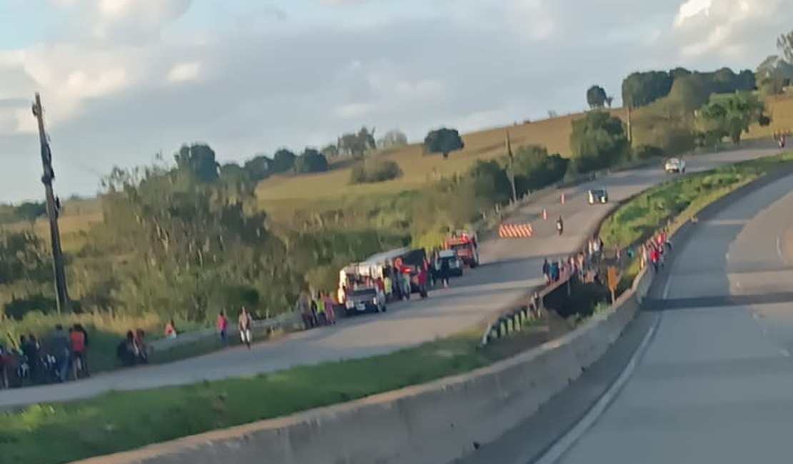 Motorista morre em tombamento de carreta na BR-101, em São Sebastião