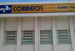 Dupla armada invade Correios, amarra funcionários e foge com armas e colete