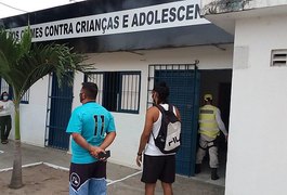 Turista é detida após agredir filho com deficiência na orla de Maceió