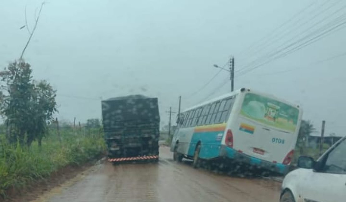 Ônibus de transporte coletivo atola em estrada de barro na zona rural de Arapiraca