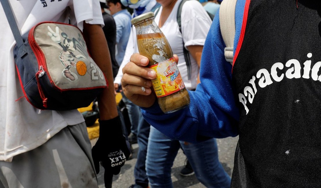 Manifestantes usam 'bombas de cocô' durante protesto na Venezuela