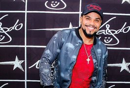 Naldo Benny flerta com jovem comprometida e é exposto por ela na rede social