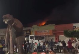 Casa abandonada e dois estabelecimentos comerciais pegam fogo em Maravilha, AL