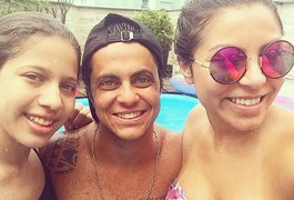 Thammy Miranda exibe peitoral peludo em dia de piscina com namorada