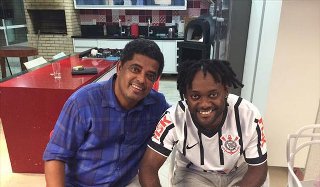 Vagner Love aceita proposta para reforçar ataque do Corinthians