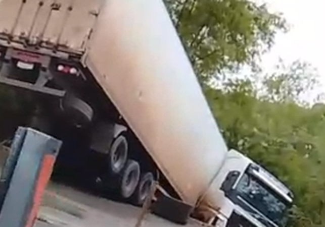 Caminhão sai da pista e cai em área de mata em Pilar