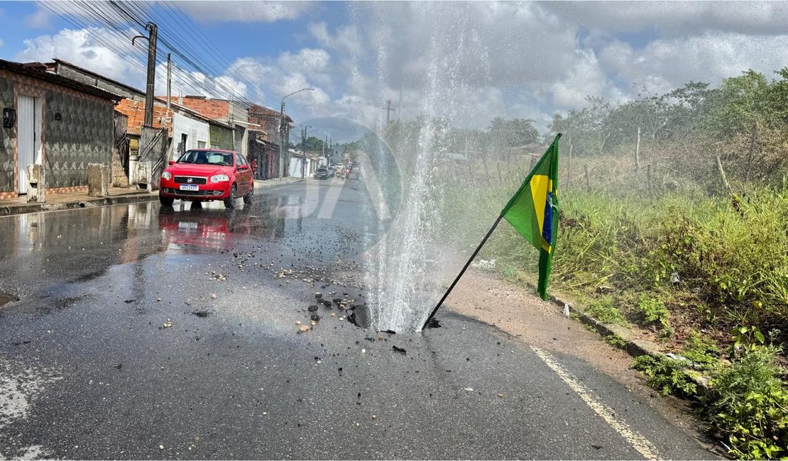 Cano quebrado no meio de via em Arapiraca provoca grande desperdício de água