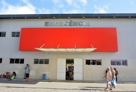 Homem fica com suspeita de fratura após batida entre carro e moto em Atalaia