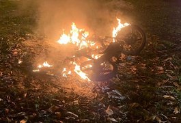 População espanca assaltante e ateia fogo na motocicleta dele após roubo em Maceió