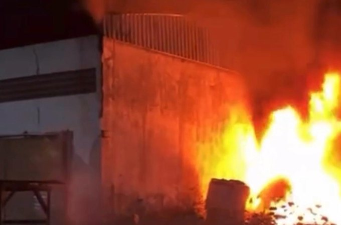 Incêndio atinge galpão de reciclagem no parque industrial de Murici
