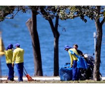 Com Covid-19 há 16 dias, Bolsonaro passeia sem máscara