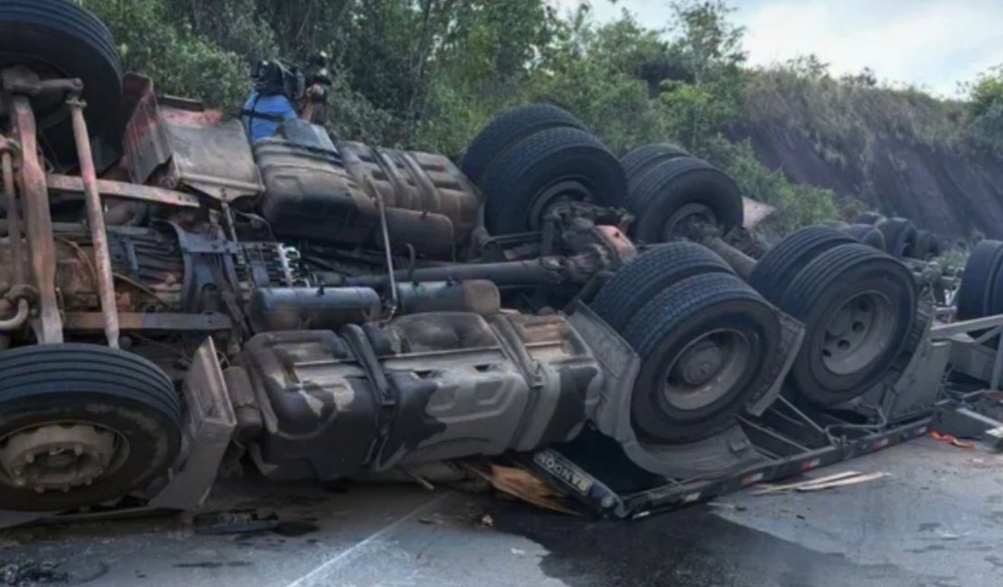 Carreta tomba na AL-105, carga é saqueada e trânsito fica lento em Maceió