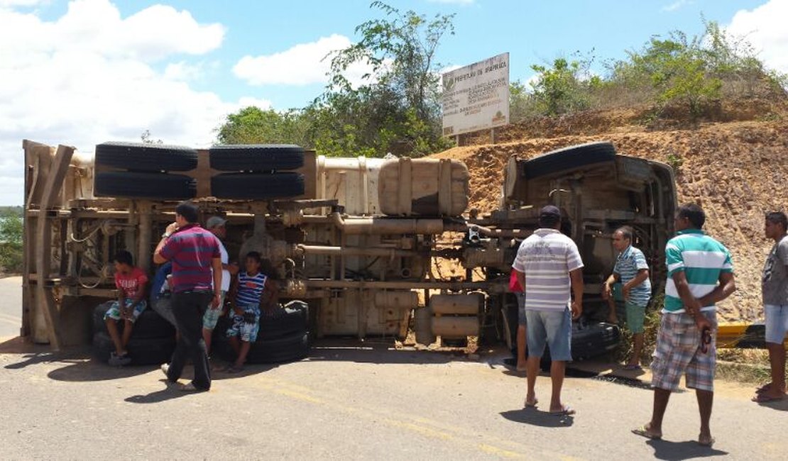 Caçamba carregada de areia tomba em Arapiraca