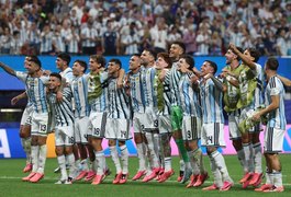 Argentina vira nos acréscimos, elimina a Inglaterra e vai à final da Copa