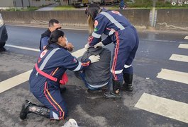 Motociclista é atingido por carro ao deixar pedestre atravessar, no bairro Nova Esperança