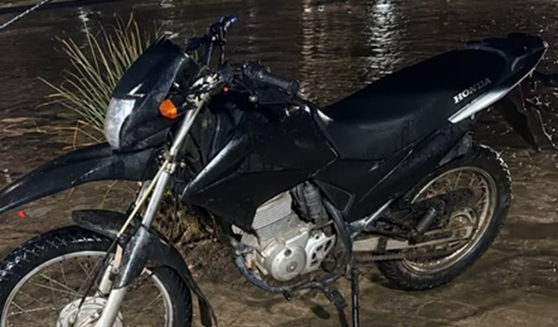 Moto é recuperada após assaltante cair do veículo enquanto tentava fugir, em Arapiraca; celular roubado também foi encontrado