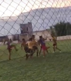 Vídeo. Partida de futebol amador termina em pancadaria no bairro Planalto, em Arapiraca