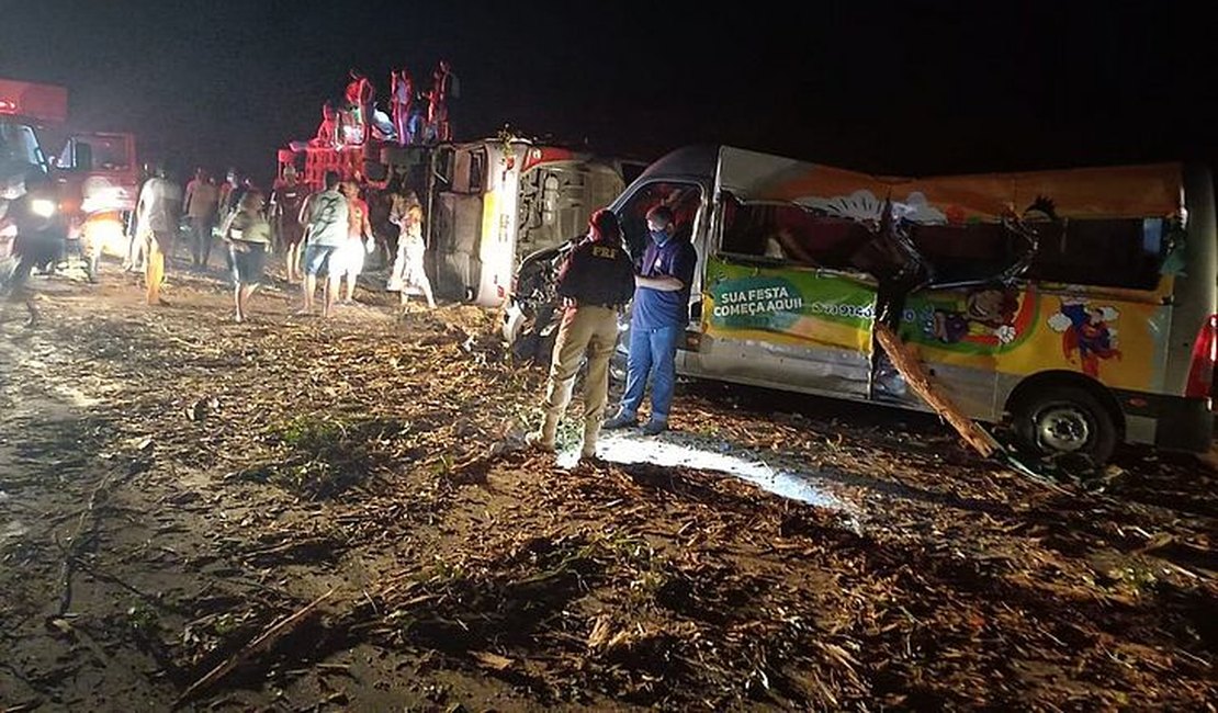 Acidente entre carreta, van e ônibus deixa 12 mortos e 17 feridos no sul do Bahia