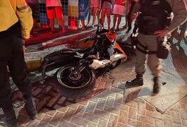 Motociclista coloca pedestres em risco, xinga policiais e quase atropela comandante de guarnição no Francês