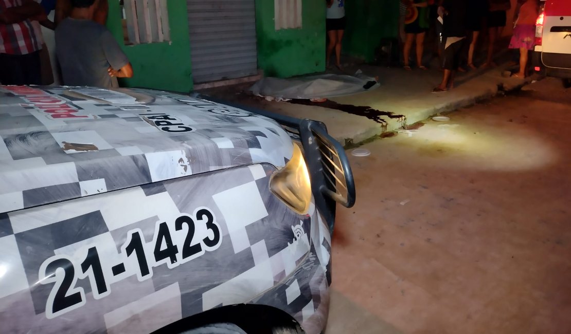 VÍDEO: Jovem leva tiros na cabeça e morre na porta de casa no bairro Brasília