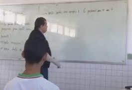 VÍDEO: Professor do Ifal de Maragogi dá aula em silêncio para não acordar bebê de aluna